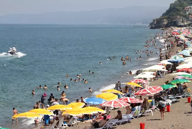 Düzce haberleri! Akçakoca'da hafta sonu sahillerde yoğunluk oluştu