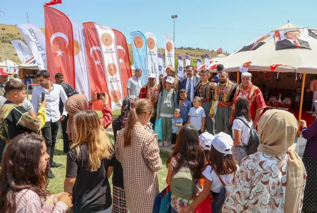 Muş haber: Vatandaşlar Malazgirt Zaferi'nin 951. yıl dönümü etkinliklerine yoğun ilgi gösteriyor