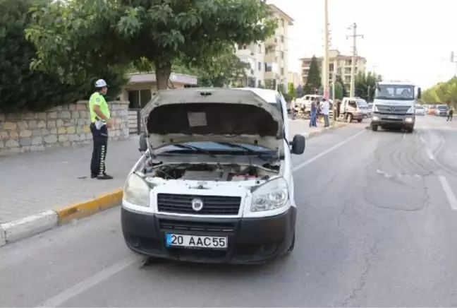 Son dakika haber... Polis aracı ile otomobilin çarpışması sonucu 9 kişi yaralandı