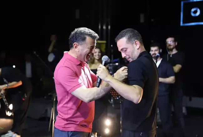 Tekirdağ'da konser veren çiçeği burnunda damat Oğuzhan Koç'a belediye başkanı çeyrek altın taktı