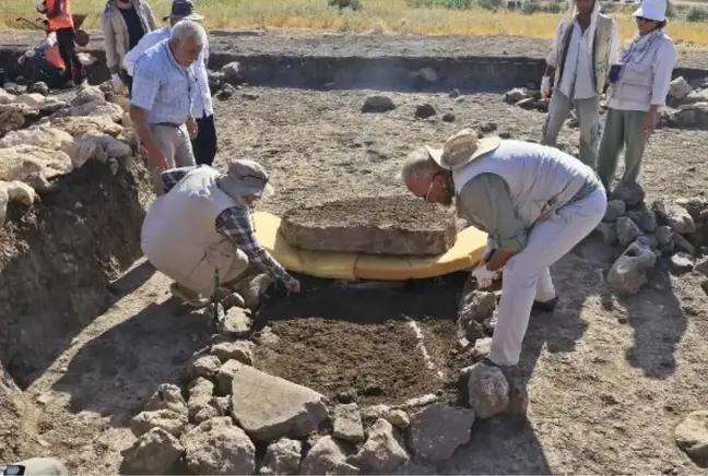 ÇAYÖNÜ TEPESİ'NDE 3 SANDIK MEZAR DAHA BULUNDU