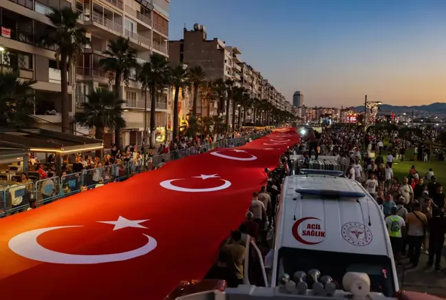 İzmir haberleri | İzmir'in kurtuluşunun 100. yılı etkinliklerinde şarkıcı Tarkan konser verdi