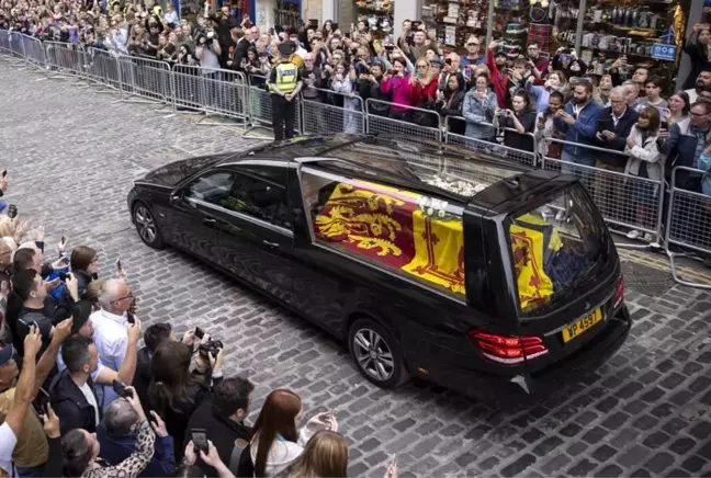 Kraliçe II. Elizabeth'in cenazesi Holyroodhouse Sarayı'na getirildi