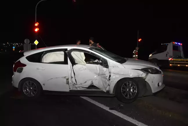 ŞANLIURFA - Minibüs ile otomobilin çarpışması sonucu 16 kişi yaralandı