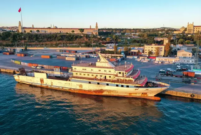 Yunanistan Sahil Güvenlik birimlerinin taciz ateşi açtığı gemi Haydarpaşa Limanı'na yanaştı