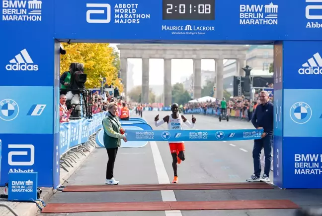 Berlin Maratonu'nu birincisi Eliud Kipchoge kendisine ait dünya rekorunu geliştirdi