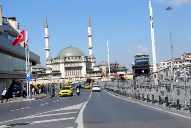 1 Mayıs için Taksim Meydanı'na demir bariyerler yerleştirildi