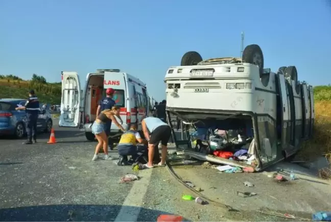 Soma'da tarım işçilerini taşıyan midibüs ile otomobil çarpıştı: 30 yaralı