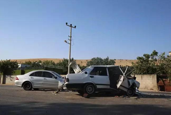 Gaziantep'te kafa kafaya çarpışan iki otomobilde 1 ölü, 5 yaralı