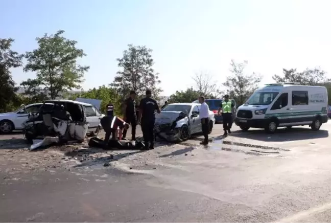 Gaziantep'te kafa kafaya çarpışan otomobillerde 1 ölü, 5 yaralı