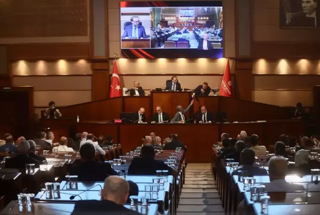 İBB Meclisinde Esenyurt Belediye Başkanı ile İmar Komisyonu Başkanı Arasında Tartışma