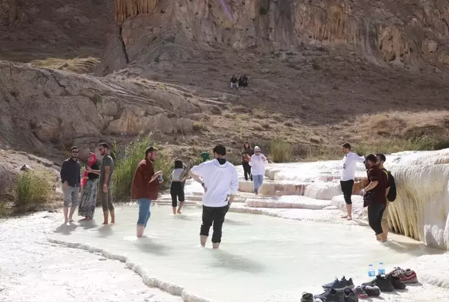 Başkale'ye atanan öğretmenler Pamukkale'yi andıran travertenleri gezdi