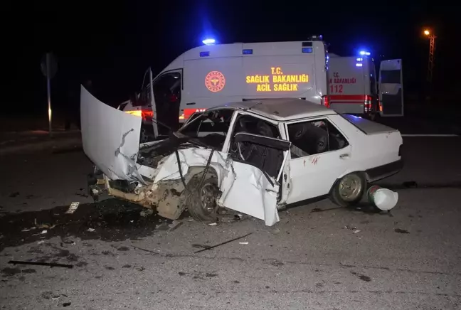 Konya'da kavşakta otomobiller çarpıştı, 8 kişi yaralandı