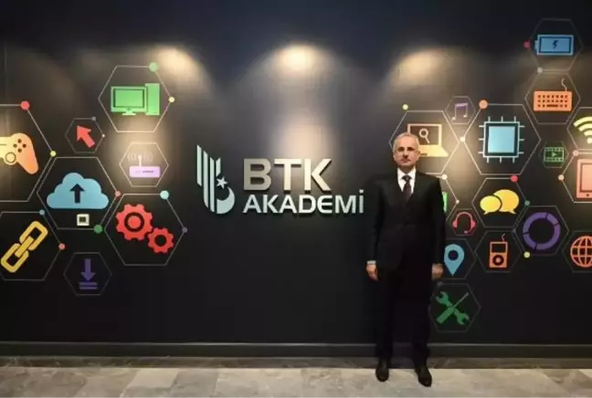 Ulaştırma Bakanı Uraloğlu, BTK Akademi'deki Eğitimlerin Gençlerin Bilgi Düzeyini Artırdığını Belirtti