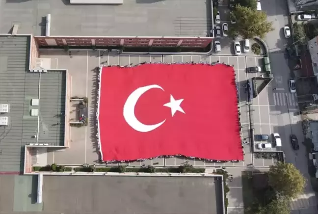 Kocaeli'de Lise Öğrencileri Cumhuriyet'in 100. Yılını Dev Türk Bayrağıyla Kutladı