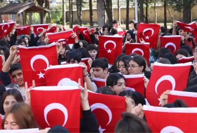 Gazi Mesleki ve Teknik Anadolu Lisesi Öğrencilerine 1000 Türk Bayrağı Dağıttı