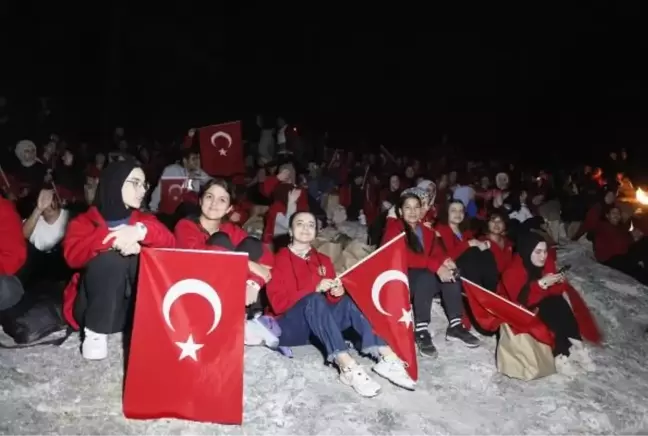 Mete Gazoz, Yanartaş Milli Parkı'nda ateşle ok yakıp atış yaptı