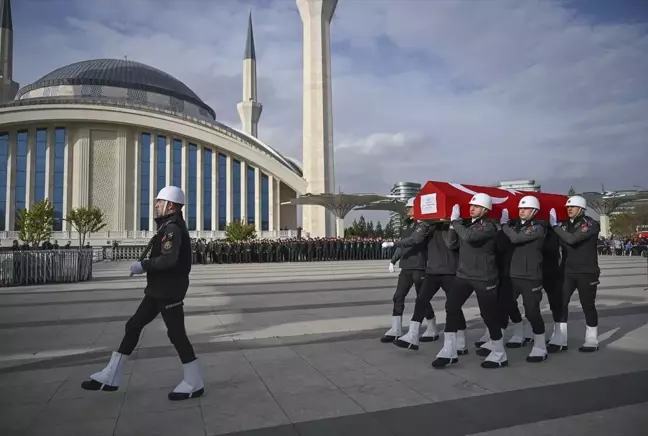 Trafik kazasına müdahale ederken başka bir otomobilin çarpması sonucu şehit olan bekçi Ankara'da defnedildi