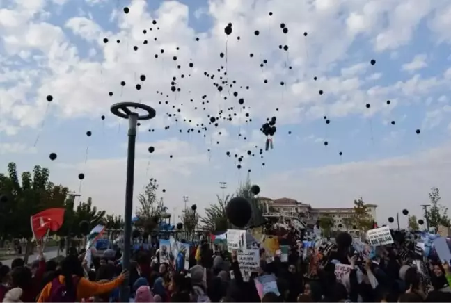 Batman'da İsrail'in saldırılarını protesto eden çocuklar gökyüzüne siyah balon bıraktı