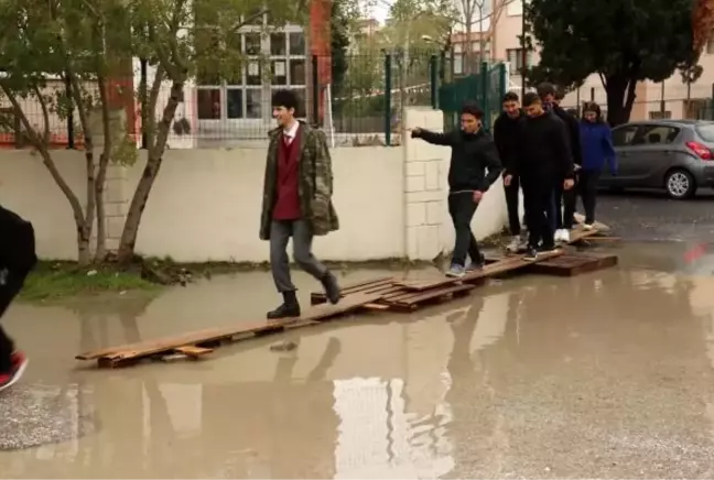 Keşan Lisesi'nin bahçesi sağanak nedeniyle su altında kaldı