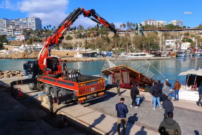 Antalya'da Fırtına Sonrası Yat Limanı ve Sahil Temizlendi