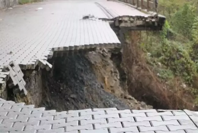 Zonguldak'ta Hastaneye Giden Yol Çöktü