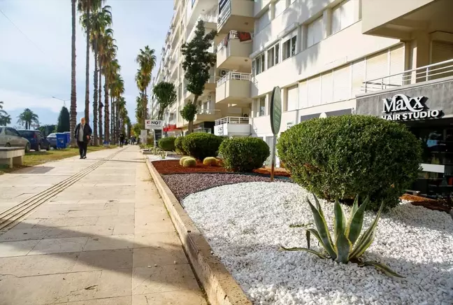 Antalya Büyükşehir Belediyesi Konyaaltı Caddesi'nde Kurakçıl Peyzaj Çalışması Yaptı