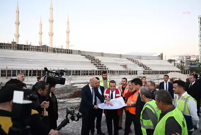 Antalya Büyükşehir Belediye Başkanı Muhittin Böcek, Kumluca'da Atatürk Stadyumu'ndaki çalışmaları inceledi