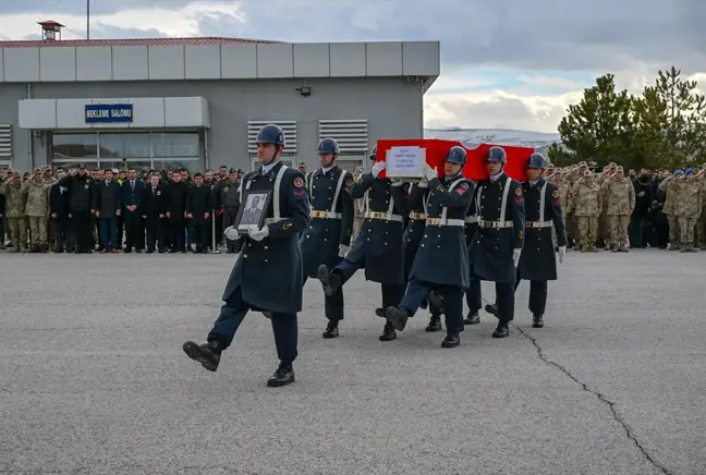 Pençe-Kilit Operasyonu bölgesinde şehit olan asker için Van'da tören düzenlendi