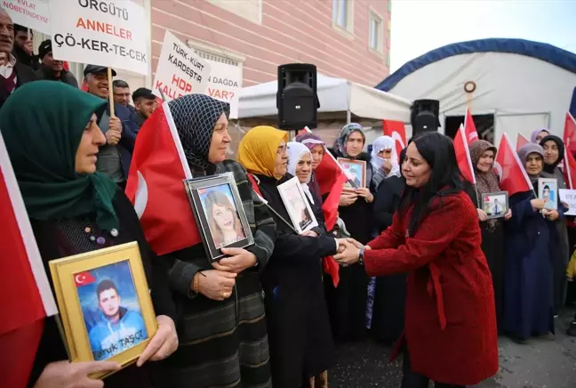 Diyarbakır anneleri HDP il binası önünde oturma eylemini sürdürüyor