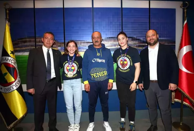 Fenerbahçe Başkanı Ali Koç, Büyükler Avrupa Boks Şampiyonası'nda Madalya Kazanan Boksörlerle Buluştu