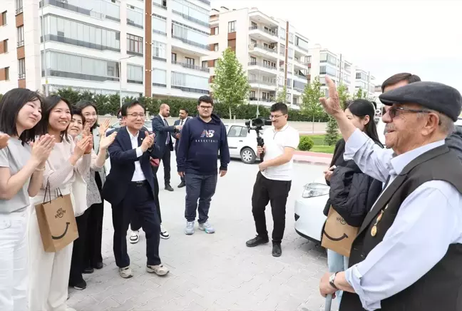 Kore Savaşı'na katılan Konyalı gaziye Korelilerden saygı gösterisi: Önünde eğildiler