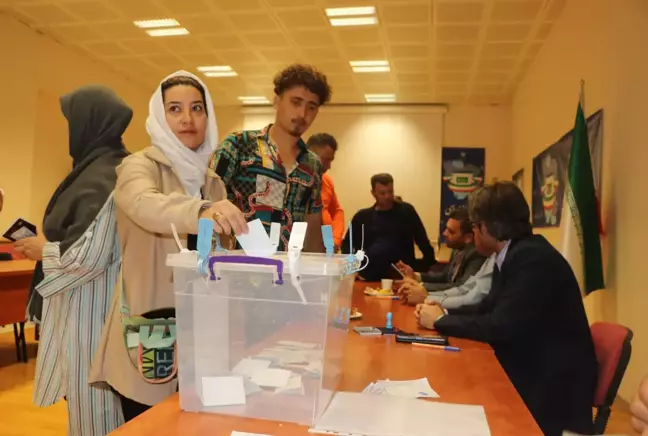 İranlılar Türkiye'de Cumhurbaşkanlığı Seçimi İçin Sandık Başına Gitti