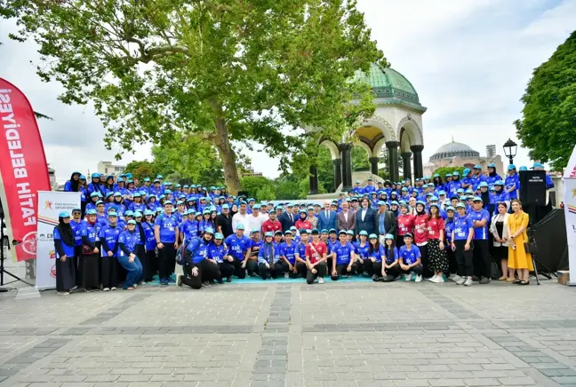 Fatih Belediyesi 'Gönüllü Turizm Elçileri' projesiyle turistlere yardımcı oluyor