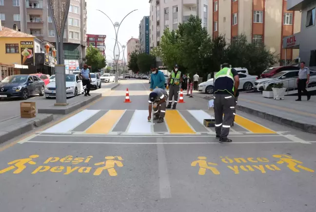 Van'da yaya geçitlerine Kürtçe uyarı yazıları yazılıyor