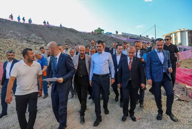 Bakan Kurum, Elazığ'da deprem konutlarını inceledi