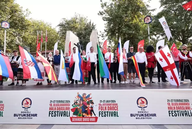 Denizli'de Uluslararası Halk Dansları Festivali Kortej Yürüyüşüyle Başladı