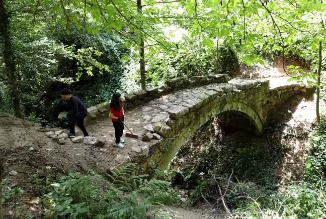 Rize'nin Hemşin ilçesinde tarihi köprü temizlendi