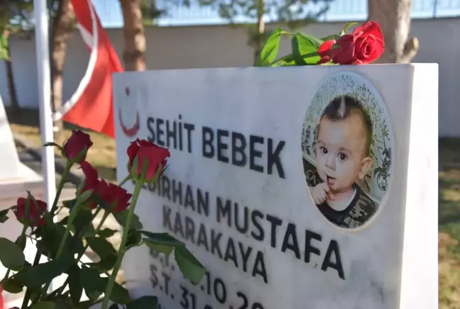 Nurcan Karakaya ve oğlu Bedirhan şehitlikleri başında anıldı