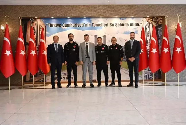 19 Yaş Altı Milli Futbol Takımı Erzurum Valisi'ni ziyaret etti