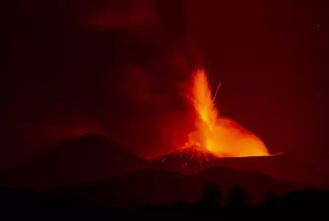 Etna yanardağı patladı mı? Yanardağ patlarsa ne olur?