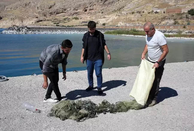 Van Gölü'nde Dalgıçlar Hayalet Ağı Temizledi