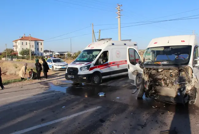 Aksaray'da öğrenci servisi ile TIR çarpıştı 10 öğrenci yaralandı