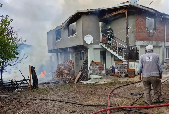 Bursa Orhaneli'nde Yangın: 2 Ev ve 1 Samanlık Zarar Gördü