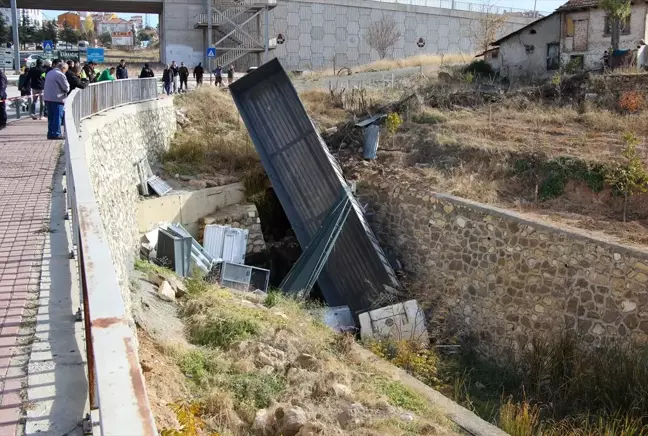 Uşak'ta Park Halindeki Tır Dereye Düştü!