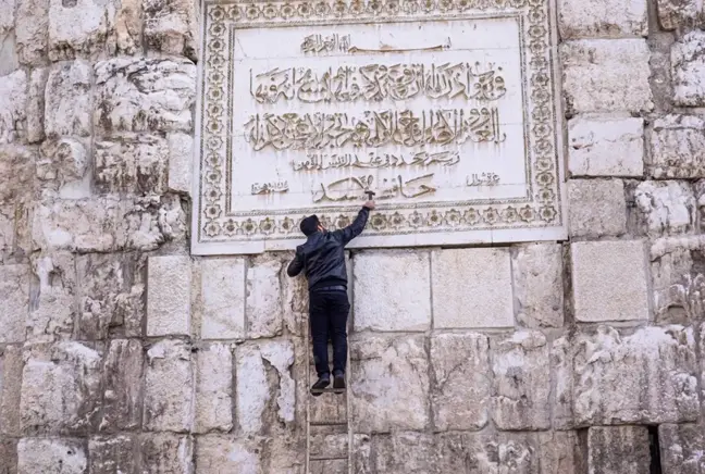 Emevi Camii duvarındaki Hafız Esad adı söküldü