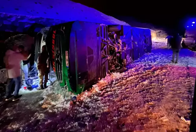 Bingöl'de yolcu otobüs devrildi: 2 ölü, 16 yaralı