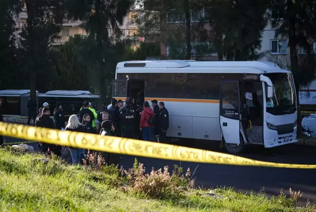 İzmir'de Okul Servisi Tıra Çarptı: 1 Öğrenci Hayatını Kaybetti