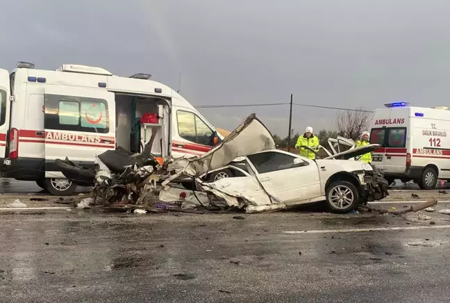 Düğün yolunda feci kaza! Hurdaya dönen otomobil bir aileye mezar oldu