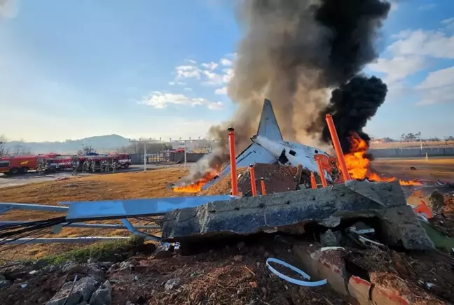 Güney Kore'de yolcu uçağı pistten çıkıp duvara çarptı! 120 kişi hayatını kaybetti